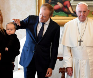 Zabrał wnuczkę do papieża