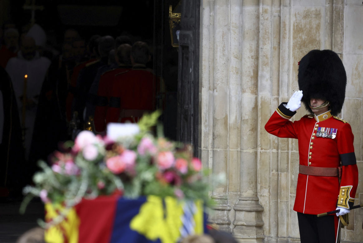 Trumna z Królową przybyła do Westminsteru