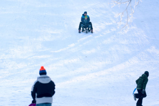 To najlepsza zimowa, darmowa atrakcja w Katowicach. Tłumy na torze saneczkowym