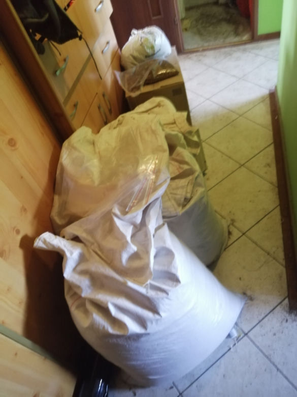 Toruń: Policyjny nalot na mieszkanie i działkę. W środku odnaleźli "skarby" należące do 52-latka