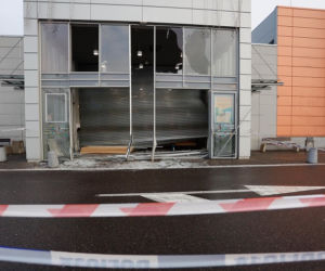 Gdańsk: Autem STARANOWALI drzwi galerii handlowej. OKRADLI jubilera i uciekli