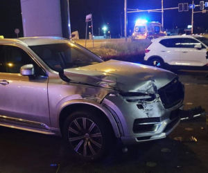 Mazda dachowała i „wpadła” do salonu samochodowego