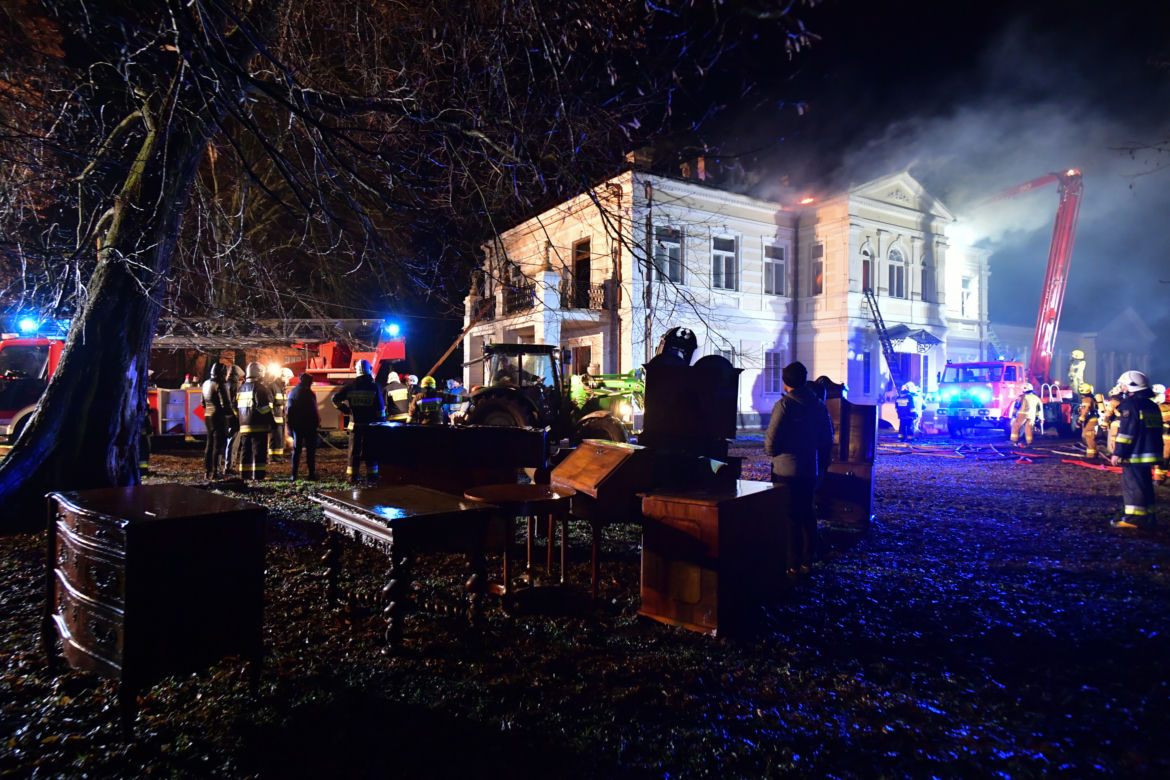 Pożar kamienicy w Sopocie. Wiatr przeszkadzał strażakom 