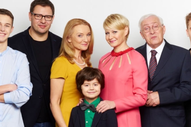 Rodzinka.pl 6. Natalia (Małgorzata Kożuchowska), Ludwik (Tomasz Karolak), Tomek (Maciej Musiał), Kuba (Adam Zdrójkowski), Janina (Halina Skoczyńska), Zenon (Michał Grudziński), Kacper (Mateusz Pawłows