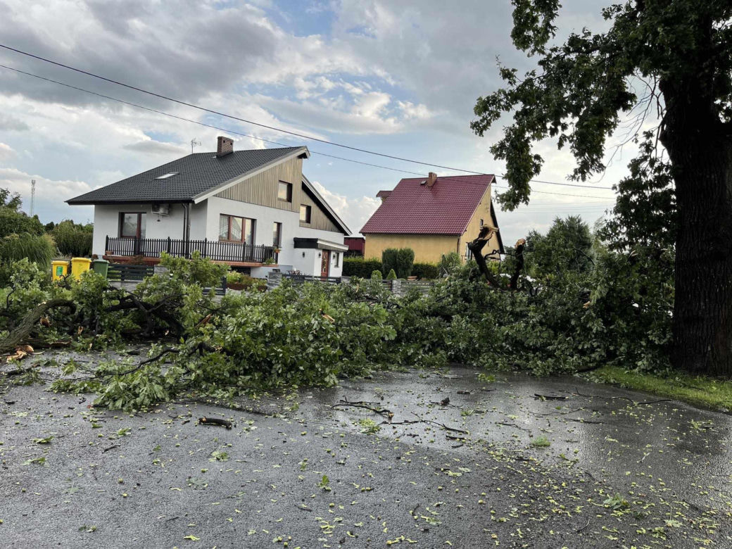 Gwałtowna burza nad Dolnym Śląskiem. Gradobicie, ulewa i mnóstwo zniszczeń