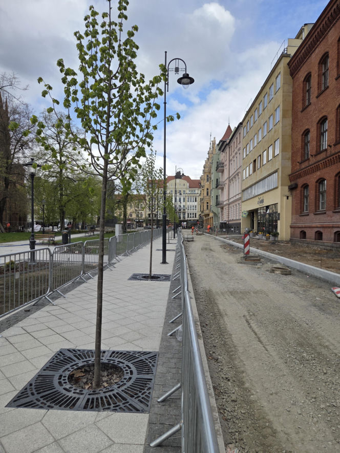 Nowe oblicze placu Wolności. Kwiaciarnie już zamontowane, koniec prac coraz bliżej