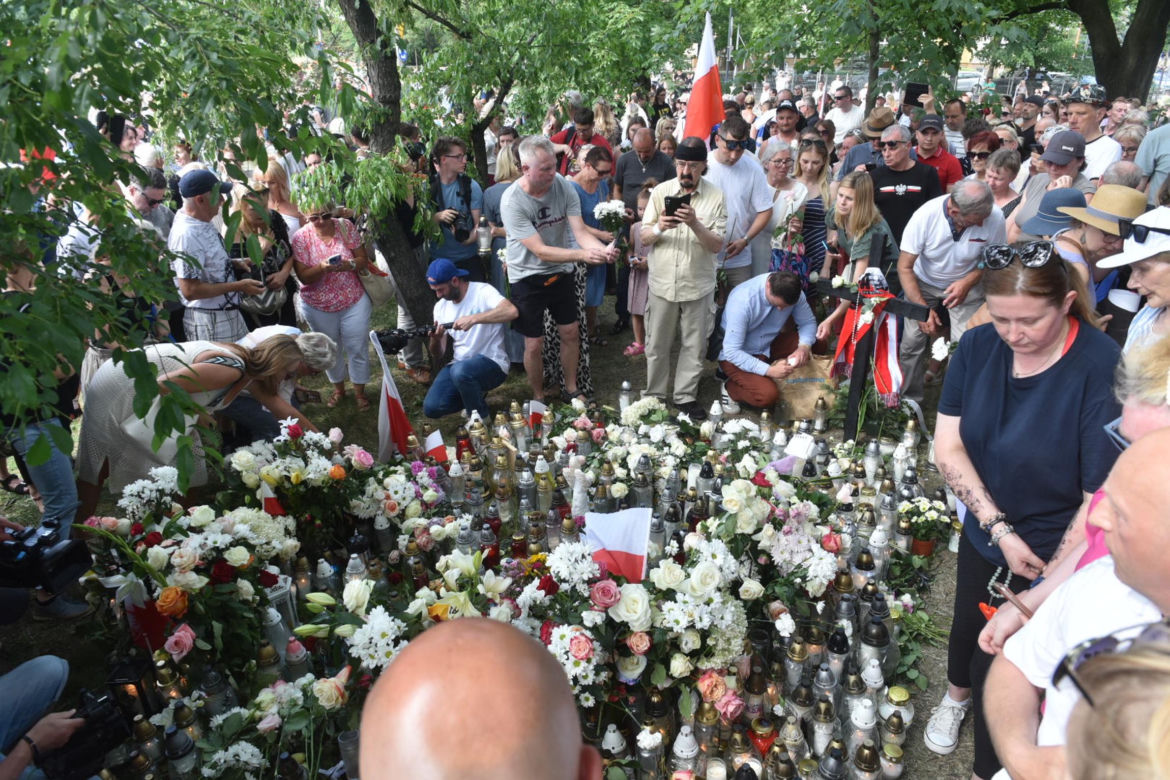 Marsz Milczenia dla Klaudii w Toruniu. „Niech nasza cisza przemówi głośniej niż słowa” [GALERIA]