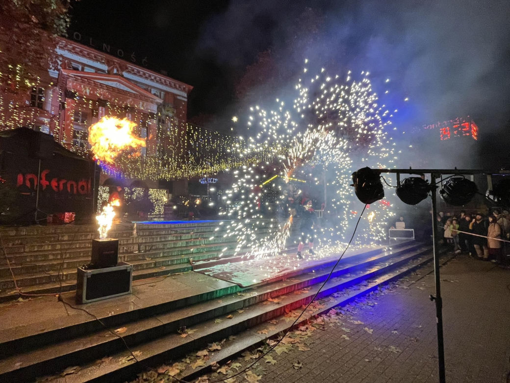 Betlejem Poznańskie 2023. Zimowe Fire Show na placu Wolności w Poznaniu