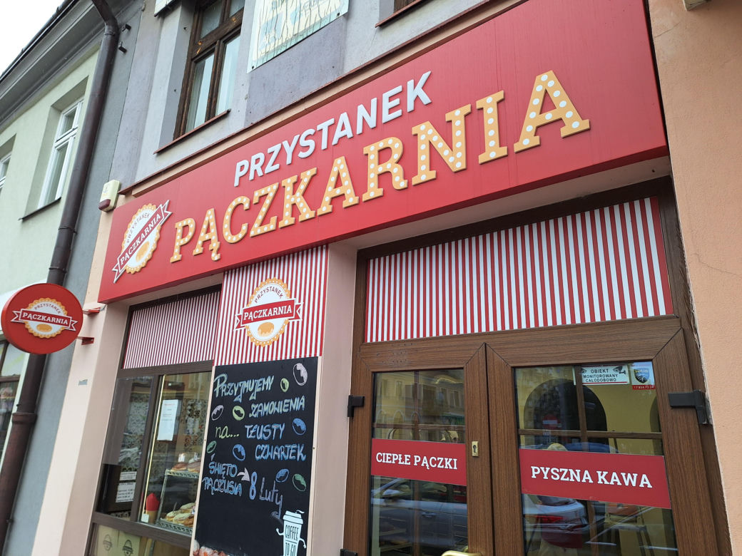 Mieszkańcy Rzeszowa ruszyli po pączki. Kolejki pod pączkarniami