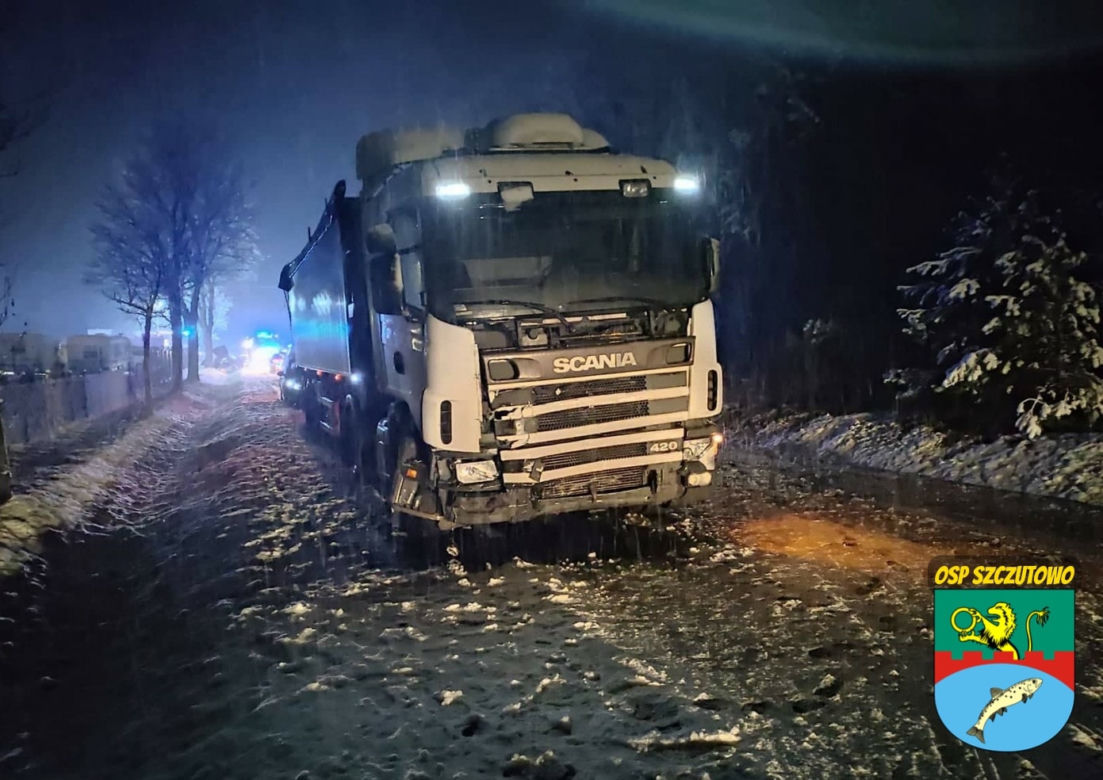 Fatalny wypadek pod Sierpcem! Dwie kobiety nie żyją, dwie w szpitalu. Seat zmiażdżony przez tira [ZDJĘCIA, AKTUALIZACJA]