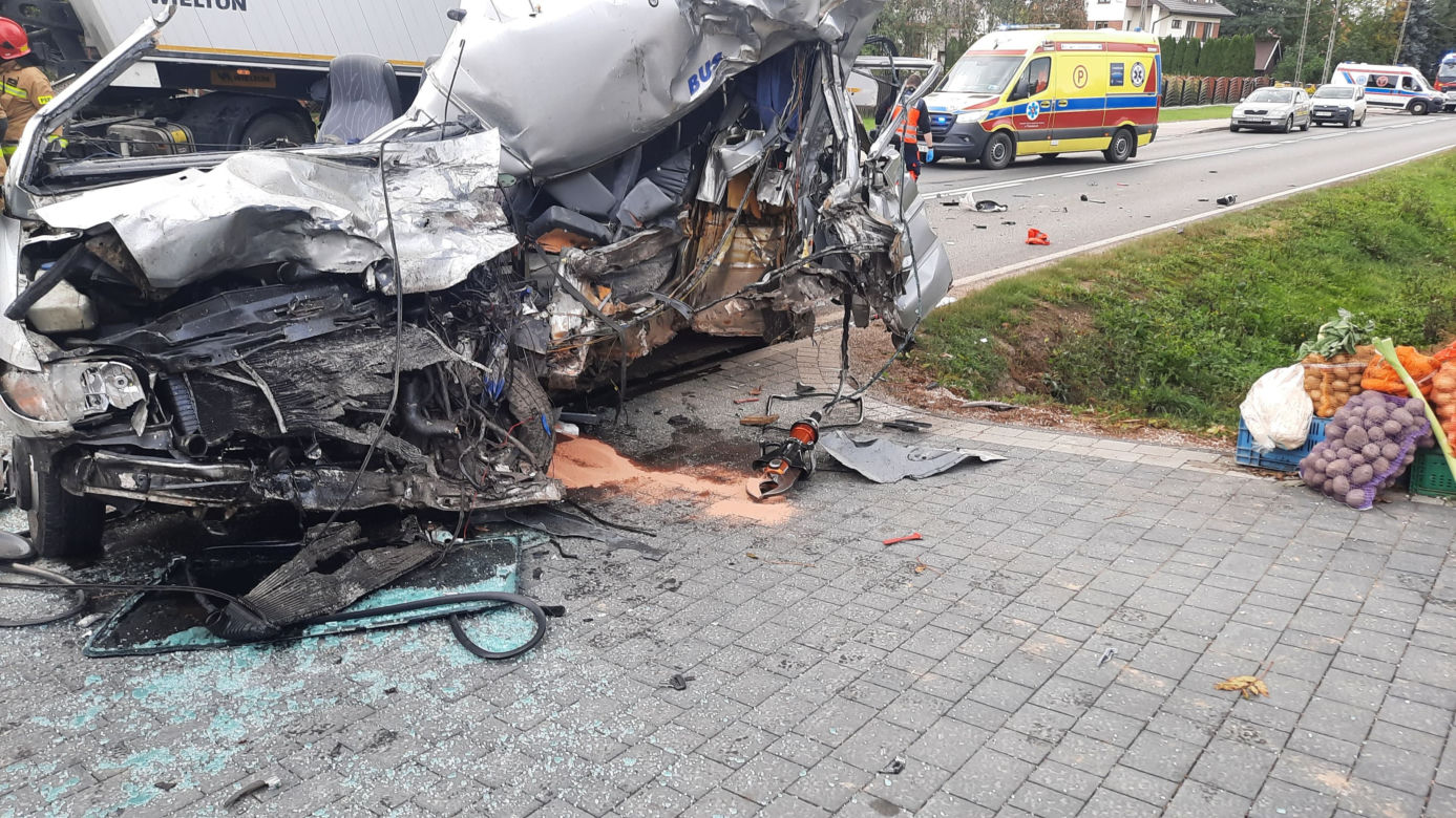 Dwaj kierowcy zginęli po zderzeniu busa z ciężarówką