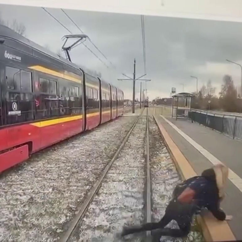 Łódź. Przerażające wypadki z udziałem pieszych. Jest wideo nagranie z tramwaju [ZDJĘCIA].