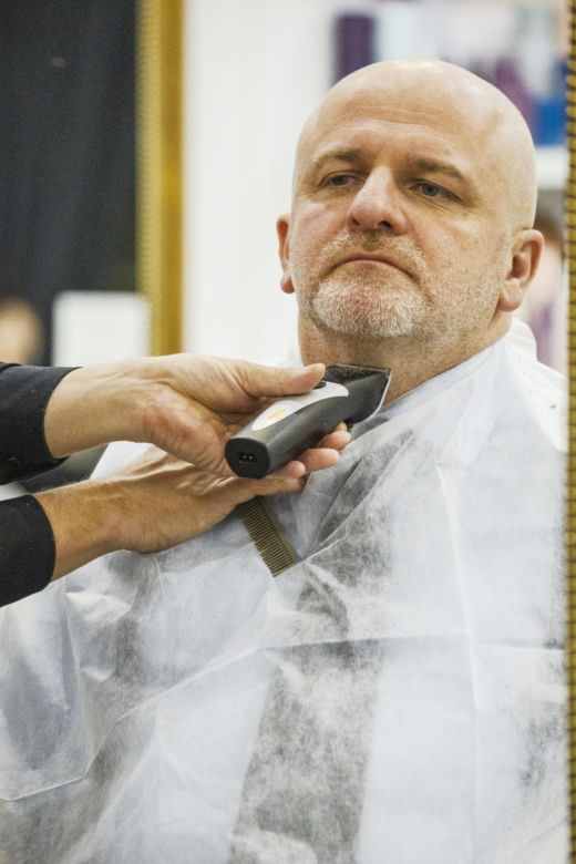 Paweł Kowal u fryzjera
