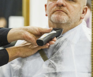 Paweł Kowal u fryzjera