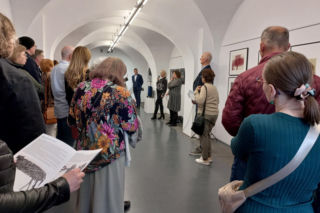 Wystawa słynnego malarza bez obrazów. Beksiński Nieoczywisty. Wystawa Fotografii i Grafik w MBWA w Lesznie