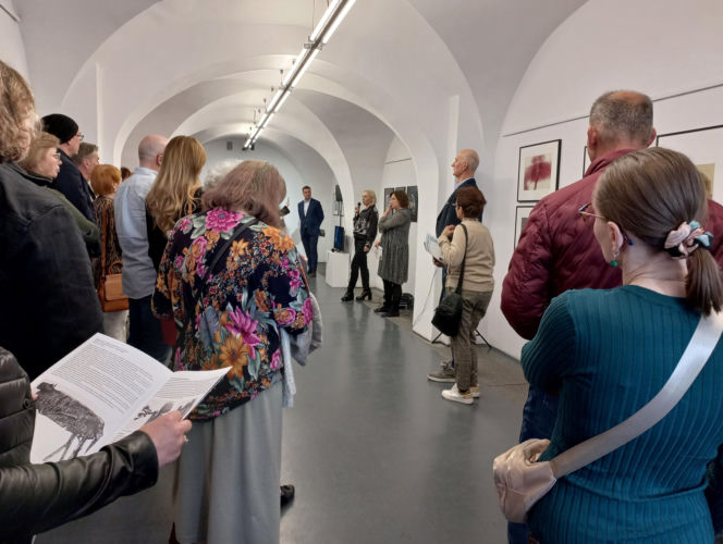 Wystawa słynnego malarza bez obrazów. "Beksiński Nieoczywisty. Wystawa Fotografii i Grafik" w MBWA w Lesznie