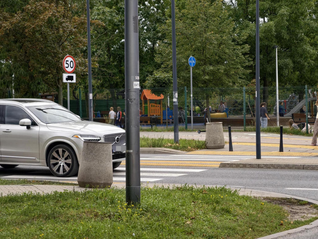 8-latek na hulajnodze potrącony przy szkole. Wjechała w niego Skoda. Kierowca miał jeździć "na aplikację"