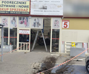 Rozpędzone BMW wjechało prosto w pasaż handlowy. Wypadek we Wrocławiu
