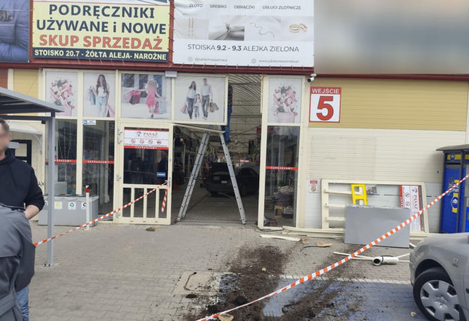 Rozpędzone BMW wjechało prosto w pasaż handlowy. Wypadek we Wrocławiu