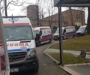 Tak wygląda kolejka karetek pod szpitalem w Zabrzu. Te zdjęcia budzą grozę wśród mieszkańców [GALERIA]
