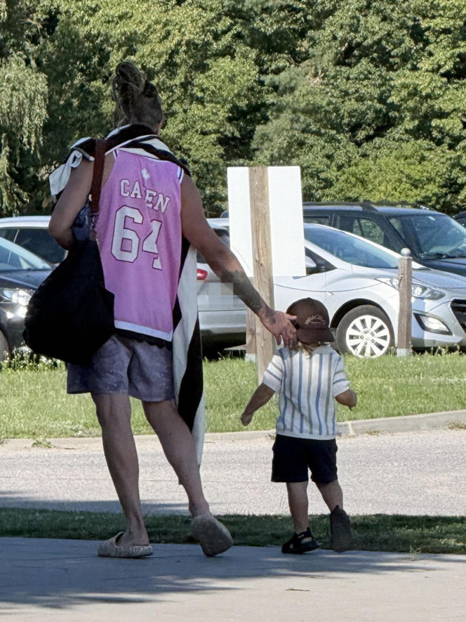Baron z synkiem na basenie