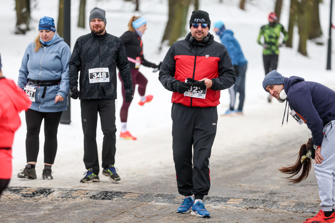 Wystrzał startera zamiast szampana. Tłumy powitały Nowy Rok na XX Śląskim Maratonie Noworocznym Cyborg