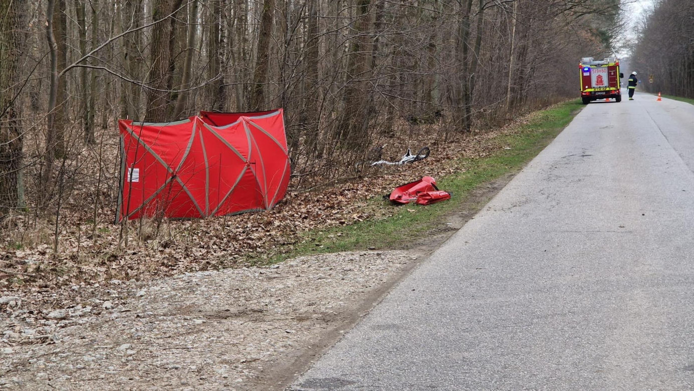 Potrącenie rowerzystki na prostej drodze. Pomimo reanimacji, kobieta zmarła