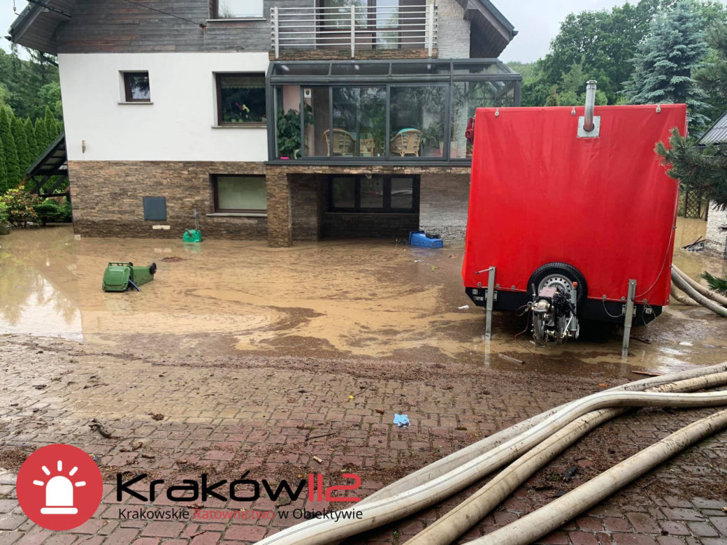 Małopolska: alarmy przeciwpowodziowe, podtopienia, nieprzejezdne drogi