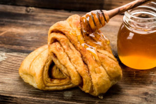 Miękkie jak chmurka zawijasy drożdżowe. Miód i chili podkręcają smak