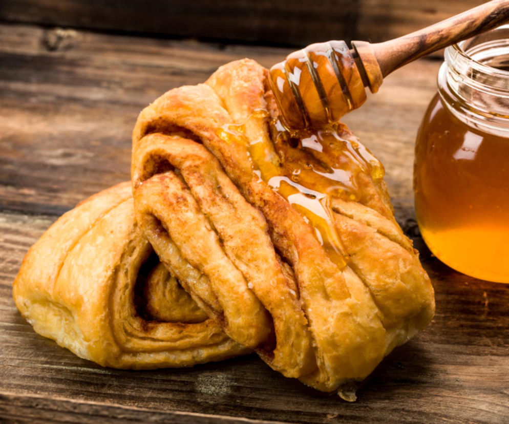 Miękkie jak chmurka zawijasy drożdżowe — miód i chili podkręcają smak