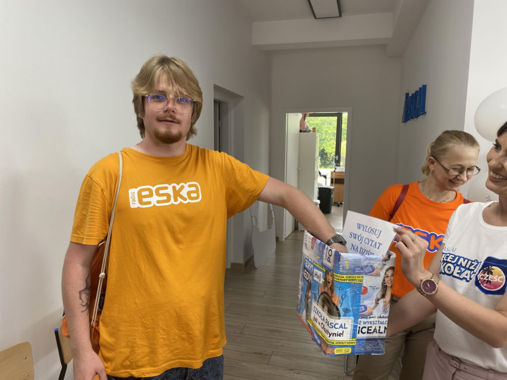 Wakacyjny patrol Eska Summer City w olsztyńskim oddziale Szkoły Policealnej Pascal