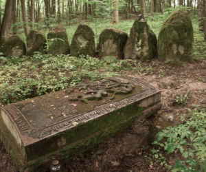Pseudomegalityczny cmentarz Dohnów na Mazurach [GALERIA]
