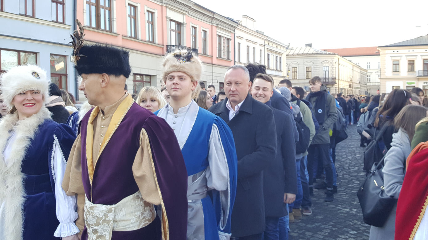 Nowy Sącz: Tak się bawią na 100 dni przed maturą! 500 par zatańczyło poloneza 