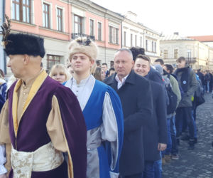 Nowy Sącz: Tak się bawią na 100 dni przed maturą! 500 par zatańczyło poloneza 
