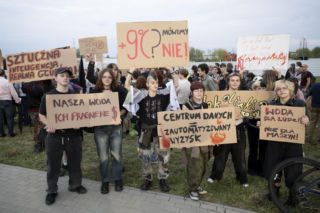 Ludziom pod Warszawą zabraknie wody przez wielką serwerownię? Mieszkańcy wyszli na ulice!