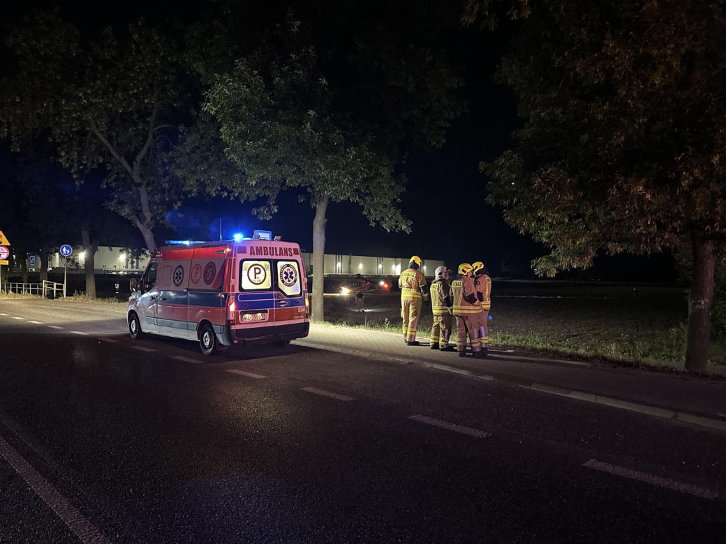 Koszmarne potrącenie człowieka w Święcicach. Na ulicę wysypały się pomidory. Lądował LPR