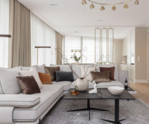 Żyrandol niczym tamburyn i otwarta kuchnia. Ten trik z ryflowanym szkłem to hit