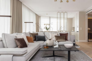 Żyrandol niczym tamburyn i otwarta kuchnia. Ten trik z ryflowanym szkłem to hit