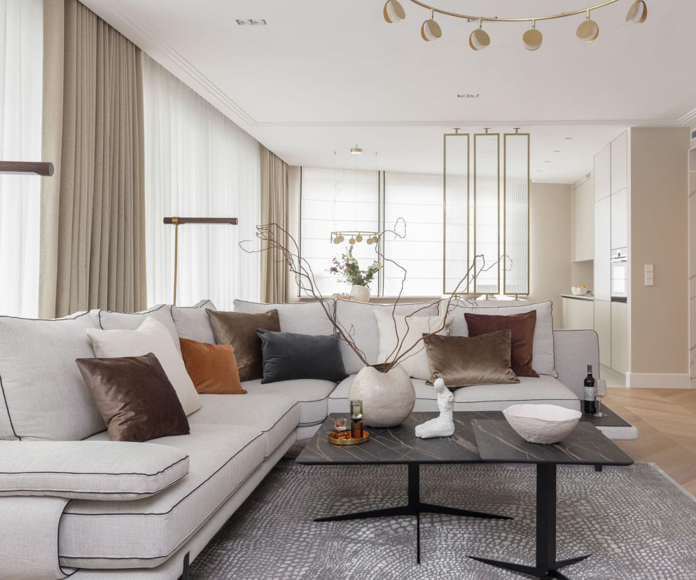 Żyrandol niczym tamburyn i otwarta kuchnia. Ten trik z ryflowanym szkłem to hit