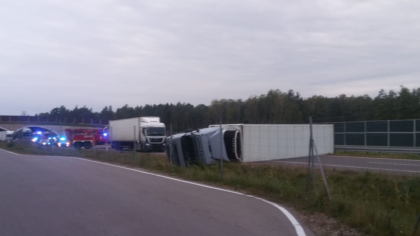 Jeżewo Stare: Wypadek na S8. Przewrócona ciężarówka-chłodnia blokuje drogę [ZDJĘCIA]