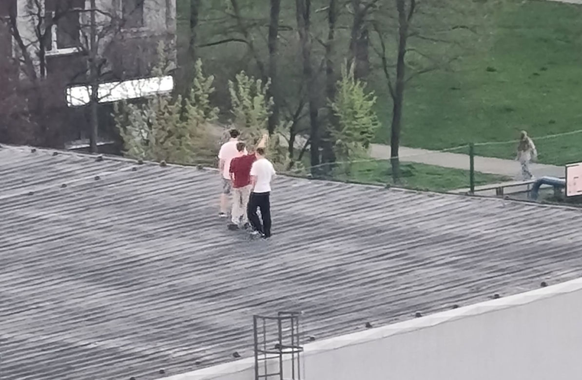Weszli na dach szkoły w Katowicach i machali kolegom