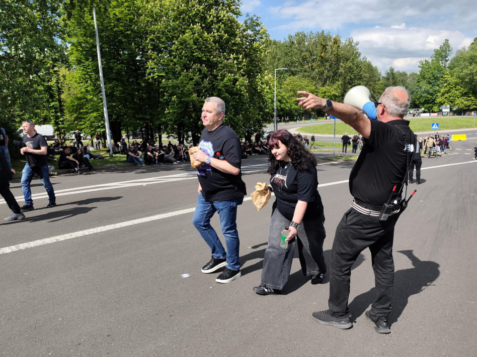 Długie kolejki i tłum fanów przed koncertem Metaliki