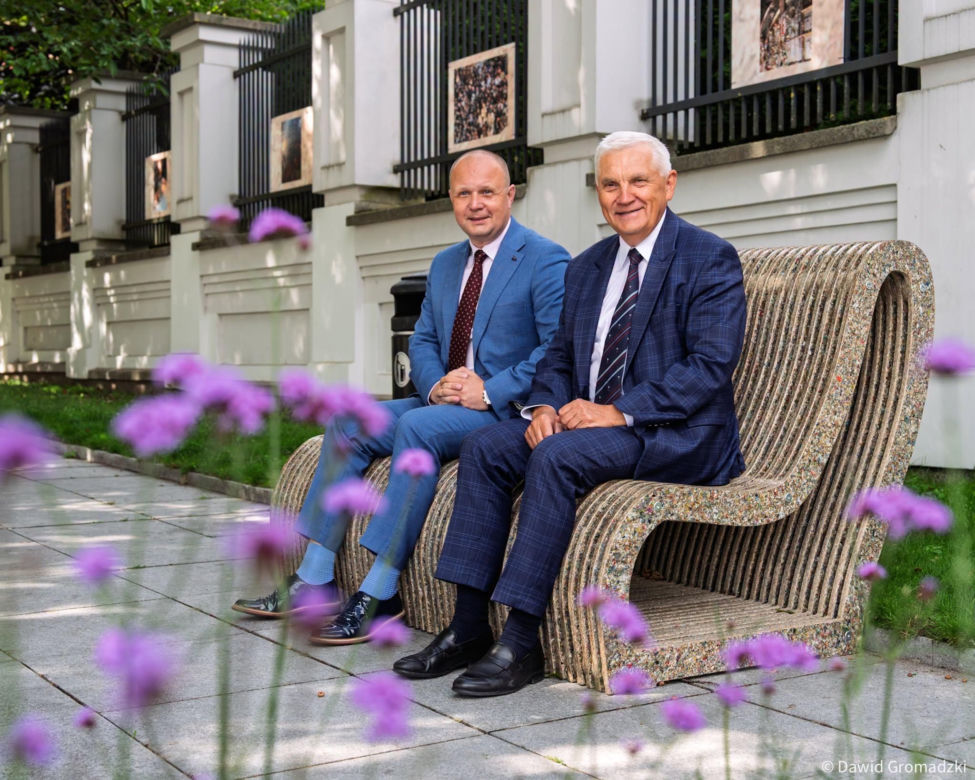 Zrobili ławki z... kartonów po mleku! Tak można zarobić miliony na śmieciach