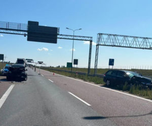 Poważny wypadek na S17. Zderzyły się dwie osobówki i ciężarówka. Droga zablokowana!