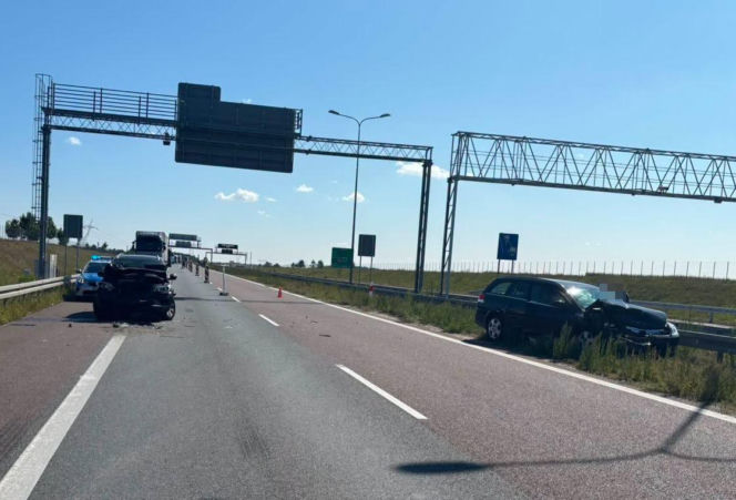 Poważny wypadek na S17. Zderzyły się dwie osobówki i ciężarówka. Droga zablokowana!