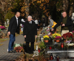 Prezes Kaczyński z miotełką na grobach