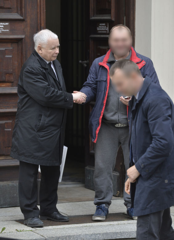 Zaczepili Kaczyńskiego  pod kościołem! Szok, czego od niego chcieli!