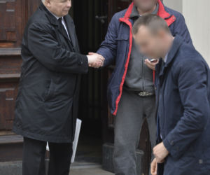 Zaczepili Kaczyńskiego  pod kościołem! Szok, czego od niego chcieli!