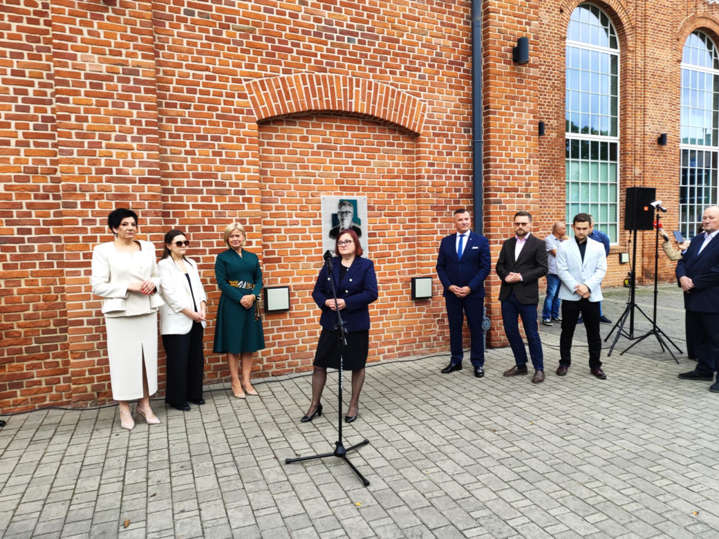 Rozpoczeły się obchody 20-lecia MSCW "Elektrownia" - Dziś odsłonięto tablicę upamiętniająca wieloletniego dyrektorka instytucji