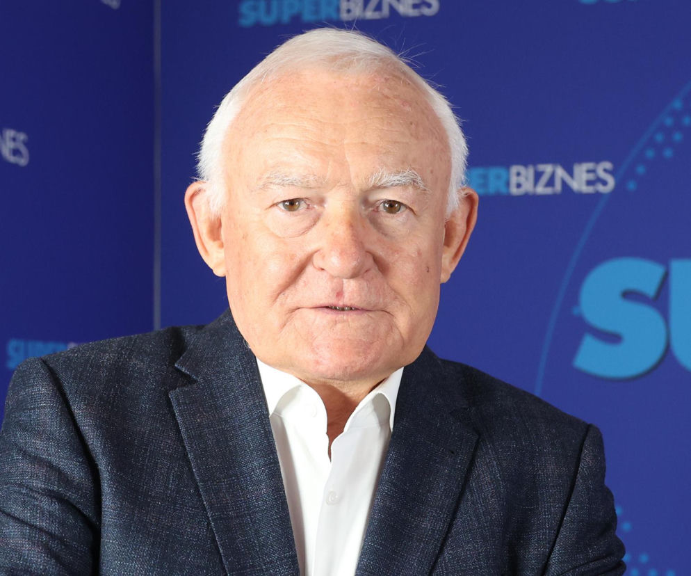 Leszek Miller w ciemnej marynarce i białej koszuli na niebieskim tle. O bezpieczeństwie dowiesz się z Mediateka.